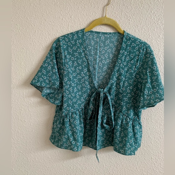 Tops - Floral Front Tie Top 🌴